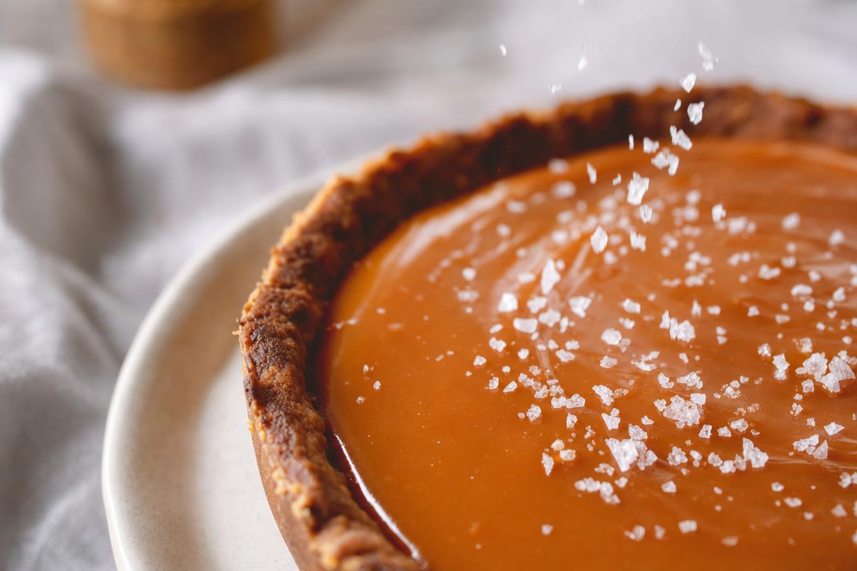 Fleur de sel saupoudrée sur le caramel