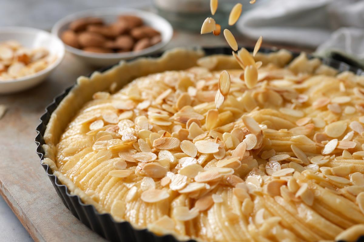 Amandes effilées sur la tarte avant cuisson