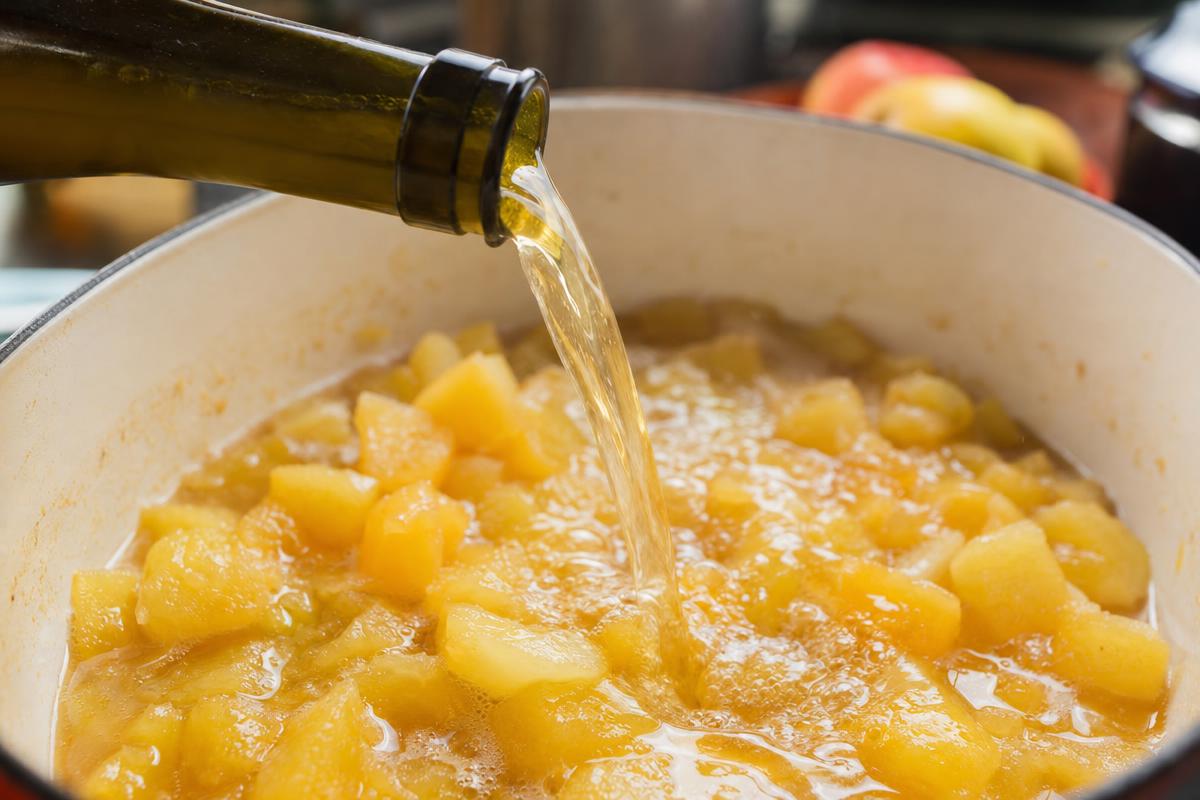 Cidre versé dans la compote de pommes